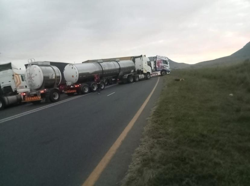 KayaNews's tweet photo. TRAFFIC UPDATE: The Road Traffic Management Corporation advises motorists travelling on the N3 to Durban or Johannesburg to delay their trips or find alternative routes.
This is because of a truck blockade on the route near Harrismith in the Free State.
#KayaNews #KayaTraffic SM