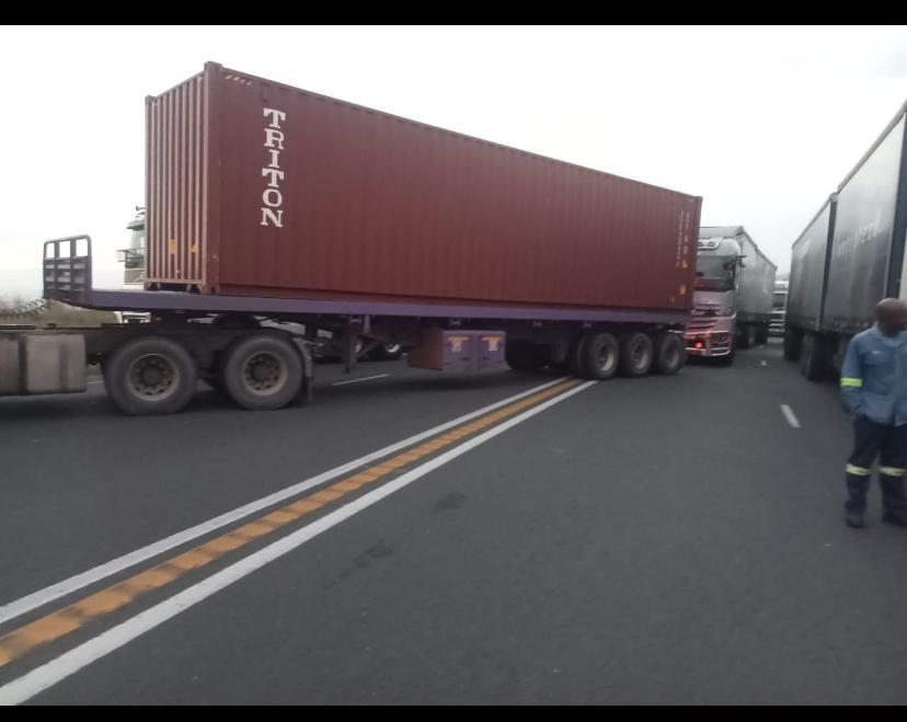 KayaNews's tweet photo. TRAFFIC UPDATE: The Road Traffic Management Corporation advises motorists travelling on the N3 to Durban or Johannesburg to delay their trips or find alternative routes.
This is because of a truck blockade on the route near Harrismith in the Free State.
#KayaNews #KayaTraffic SM