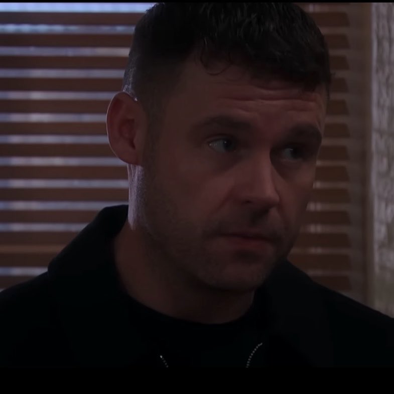 cossalltheway's tweet image. Aaron fuming right now until the possibility of losing Robert again hits him like a brick wall.. #robron