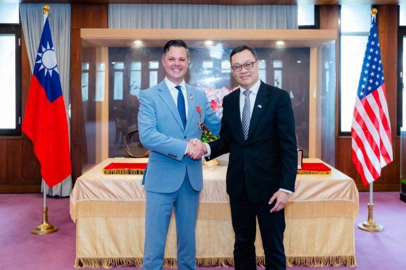 Taiwan_Today's tweet image. Deputy Foreign Minister Chen Ming-chi (right) shakes hands with Zach Nunn, chair of the Republican Study Committee National Security Task Force, after conferring a Friendship Medal of Diplomacy for commitment to the #Taiwan🇹🇼-#US🇺🇸 partnership April 8 in #Taipei City. (📸 MOFA)