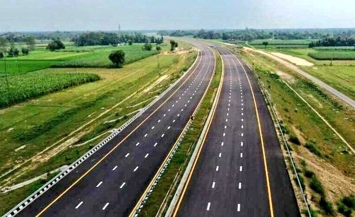 AndhraNexus's tweet image. 🚨 Hyderabad–Amaravati–Machilipatnam Greenfield Expressway

3 route options under study:
• 303.7 km via Amaravati ORR
• 293.19 km via Vijayawada bypass + ORR
• 288.33 km direct through capital region

One final route will be selected.
#AndhraPradesh #Infrastructure #India