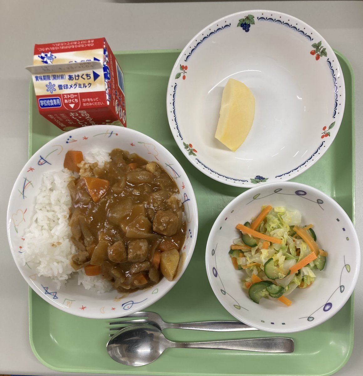 aoyamaes's tweet photo. 4月10日（金）１年生の給食がはじまりました。人気メニューのカレーライスです。「おいしい」という声がたくさん聞かれました。 https://t.co/OLk8A6FnFq