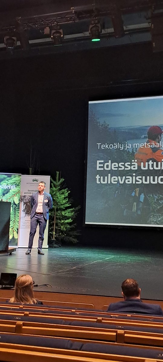 #TeemuSaramaki #SitowiseOy havainnollistaa alustuksessa tekoälyn mahdollisuuksia. Tekoäly antaa mahdollisuuden metsäammattilaisille keskittyä olennaisiin, arvoa tuottaviin tehtäviin ja jättää rutiininomaiset tehtävät koneen hoidettavaksi. #LapinMTP