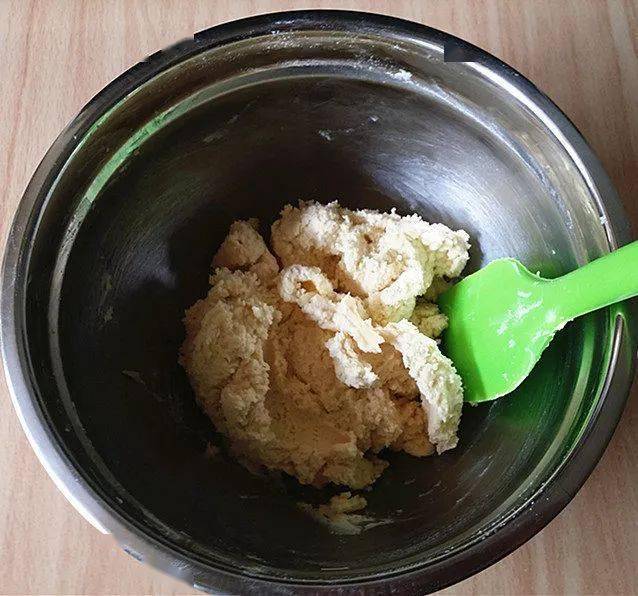 osama_hgi_mma's tweet image. Baking magic in 10 mins! Mixed, shaped, baked—now these chocolate chip cookies smell like pure joy. Crunchy edges, chewy centers, and zero stress. Who’s stealing a bite first  #BakeWithJoy #QuickBakes