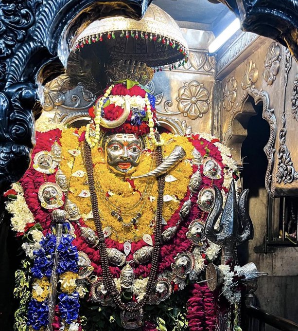 AK_Aspire's tweet photo. Krishna Ashtami + Uttara Ashadha + Moon in Capricorn + Siddha Yoga

today is ashtami.. ruled by Kaal Bhairava swamy
the energy of today is for those
who have been working hard but feel blocked..
when u feel like an unexplained anxiety
fear holding u back just when u r about to get success.. 

to achieve success, you should not carry hidden fears.
Kaal Bhairava Swamy is the destroyer of dark energy and cutting the phobias.
since it is siddha yoga, your efforts today will manifest into results.

this evening after 6:30 PM, light a mustard oil clay diya at ur main door, balcony facing west. take 8 grains of black sesame seed and put into the oil. 
pray to Bhairava swamy to consume your fears and whatever is blocking ur path.

then, go out and feed a street dog with pure intention

one should especially do this if you have Vish Yoga, Kaal Sarp Dosha, heavy Rahu/Ketu Dasha, Sun-Saturn affliction in your birth chart

Om Bhairavaya Namah 🔱 Stay Blessed