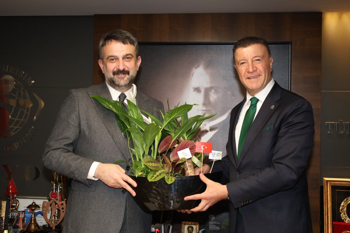 ggydankara2003's tweet photo. Ankara Kent Konseyi Başkanı Halil İbrahim Yılmaz, yürütme kurulu üyeleriyle birlikte derneğimizi ziyaret etti. Konuk heyeti dernek merkezimizde Genel Başkanımız M. Nezih Allıoğlu ve Yönetim Kurulu üyelerimiz ağırladı.

Gerçekleştirilen toplantıda, sivil toplum kuruluşları arasındaki dayanışmanın önemi ve kamusal gücün değeri üzerinde duruldu. Birlik ve beraberlik mesajlarının öne çıktığı buluşmada, dernek üyelerimiz kendilerini tanıtarak iş yaşamları ve faaliyet alanları hakkında bilgi verdi.

✨Toplantıda söz alan Genel Başkanımız M. Nezih Allıoğlu, derneğimizin faaliyetleri ve hedefleri hakkında kapsamlı bilgiler paylaşarak GGYD’yi güçlü bir şekilde tanıttı.

🤝🏻Görüşmenin sonunda Genel Başkanımız Allıoğlu, Halil İbrahim Yılmaz’a Türk Bayrağı hediye ederken; Yılmaz da günün anısına Allıoğlu’na çiçek takdim etti.

#GGYDHepİleri
