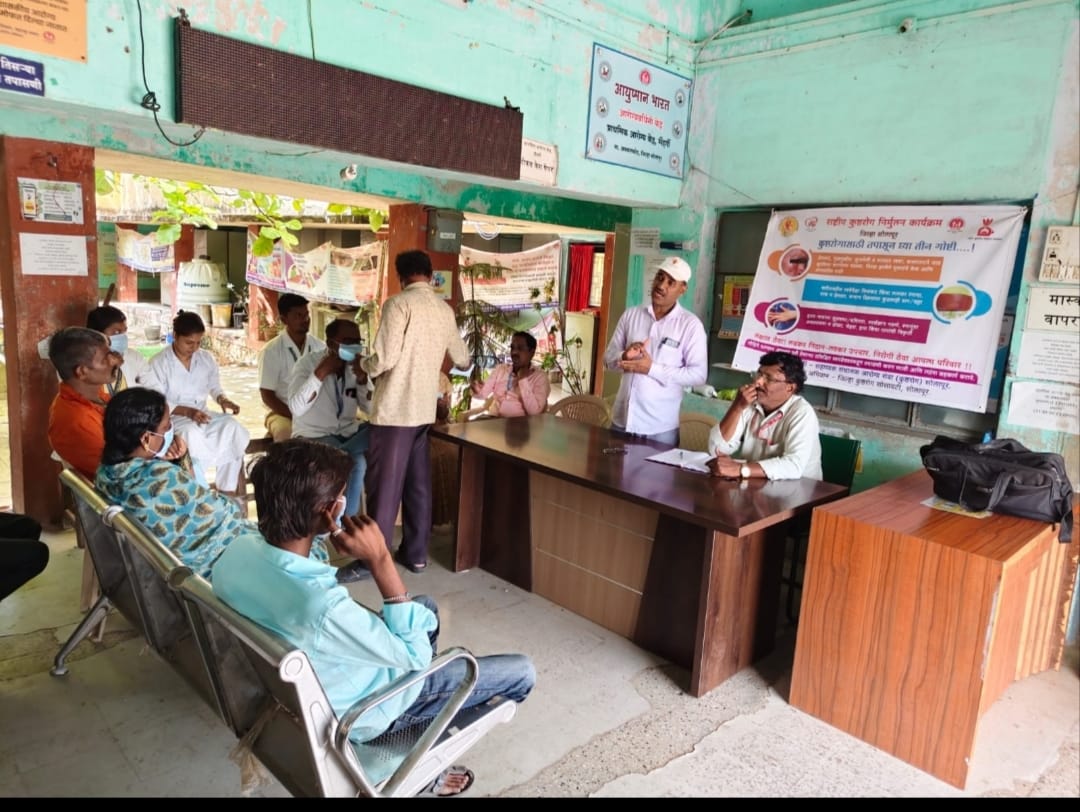 stomhtb's tweet photo. Solapur: Under the TU Akkalkot, the Medical Officers of Primary Health Centre Maindargi Dr. Khanapure &amp; Dr. Manjunath Patil—the health staff jointly distributed food baskets  under the Nikshay Mitra initiative.  #TBHaregaDeshJeetega
#CMOMaharashtra #HealthMinister #nikshaymitra https://t.co/YXFyxOuSlz
