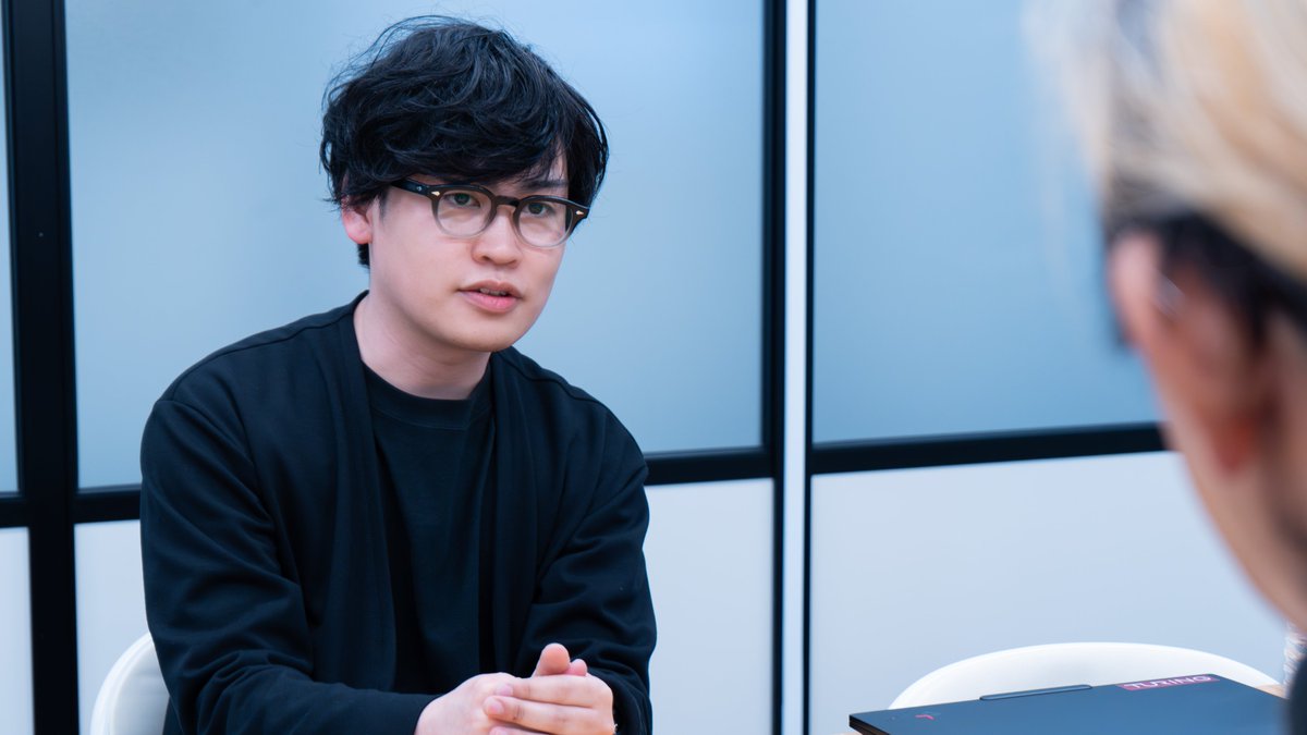 本日の取材風景〜🙋‍♂️
基盤AIチームリーダーの佐々木さん！

新卒・インターン採用ページ< jobs.tur.ing/newgrad-intern/ >でも紹介してるけど、2023年新卒入社してからICLR’26 AAAI’26 (Oral)、WACV’25 (Oral) 採択の実績がある凄い人👀(かっこいいな