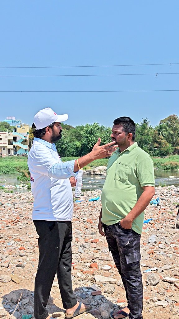 ScholarOu's tweet photo. మూసి బాధితుడికి, ముసి నదిలోనే రేవంత్ రెడ్డి దుర్మార్గాన్ని వివరిస్తున్న #BRSV
#telangana #SaveMusi
@BRSparty @KTRBRS https://t.co/O0I4TFr7L4