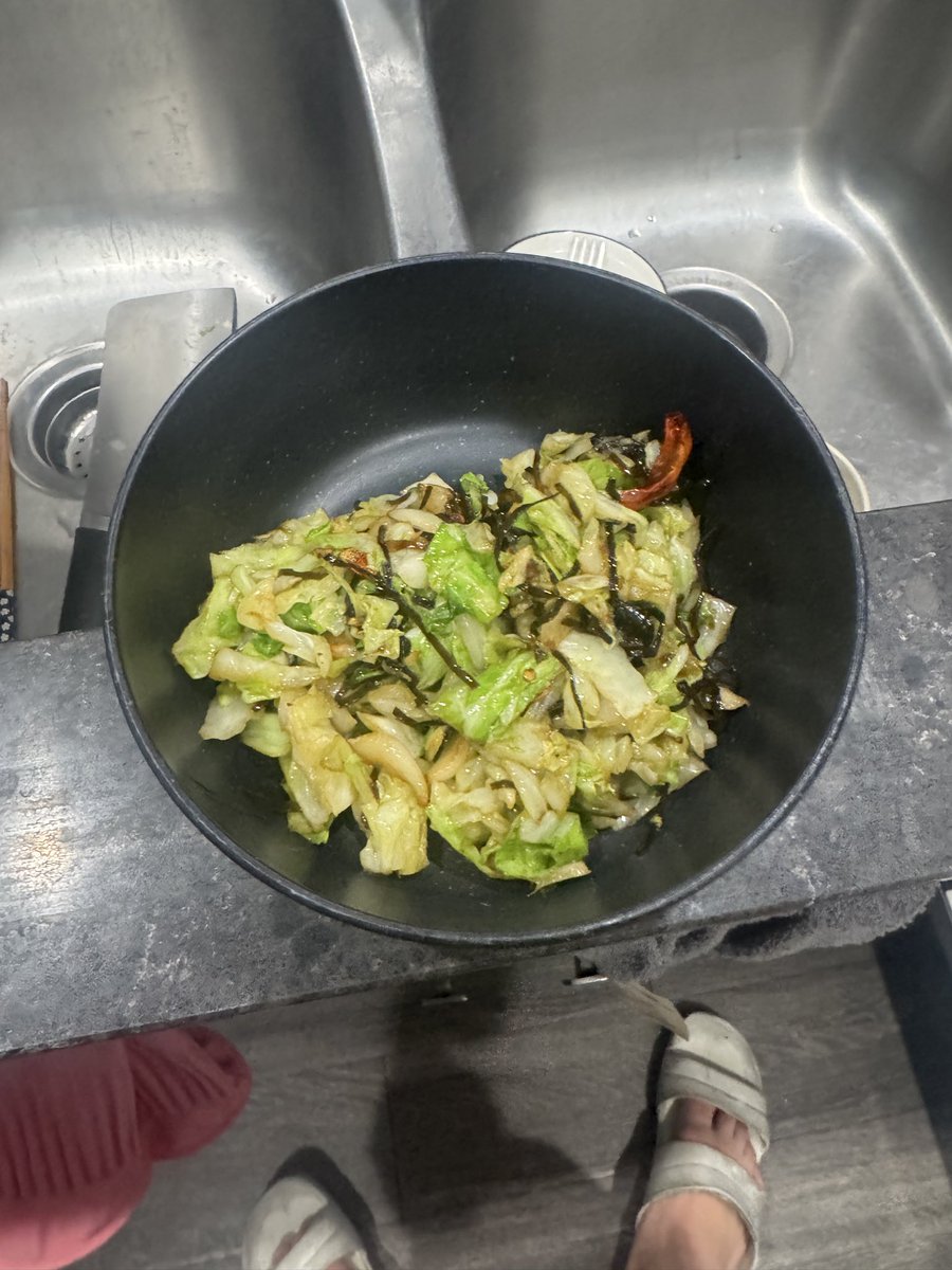paransulpume's tweet photo. キャベツの炒め物です。
生で食べるのが一番体にいいのは知ってるんですが、
キャベツを生で食べられる人だったら、きっと3桁にはなってなかったでしょうね 笑 https://t.co/HYlu5uGvhW