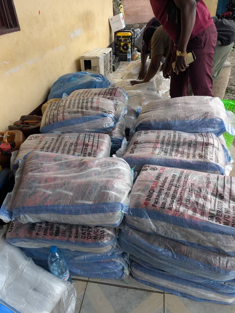 TheCameroonianZ's tweet image. Lutte contre les trafics illicites #Cameroon : 

1 034 kg d'emballages plastiques non biodégradables saisis au port d'Idenau (Sud-Ouest).