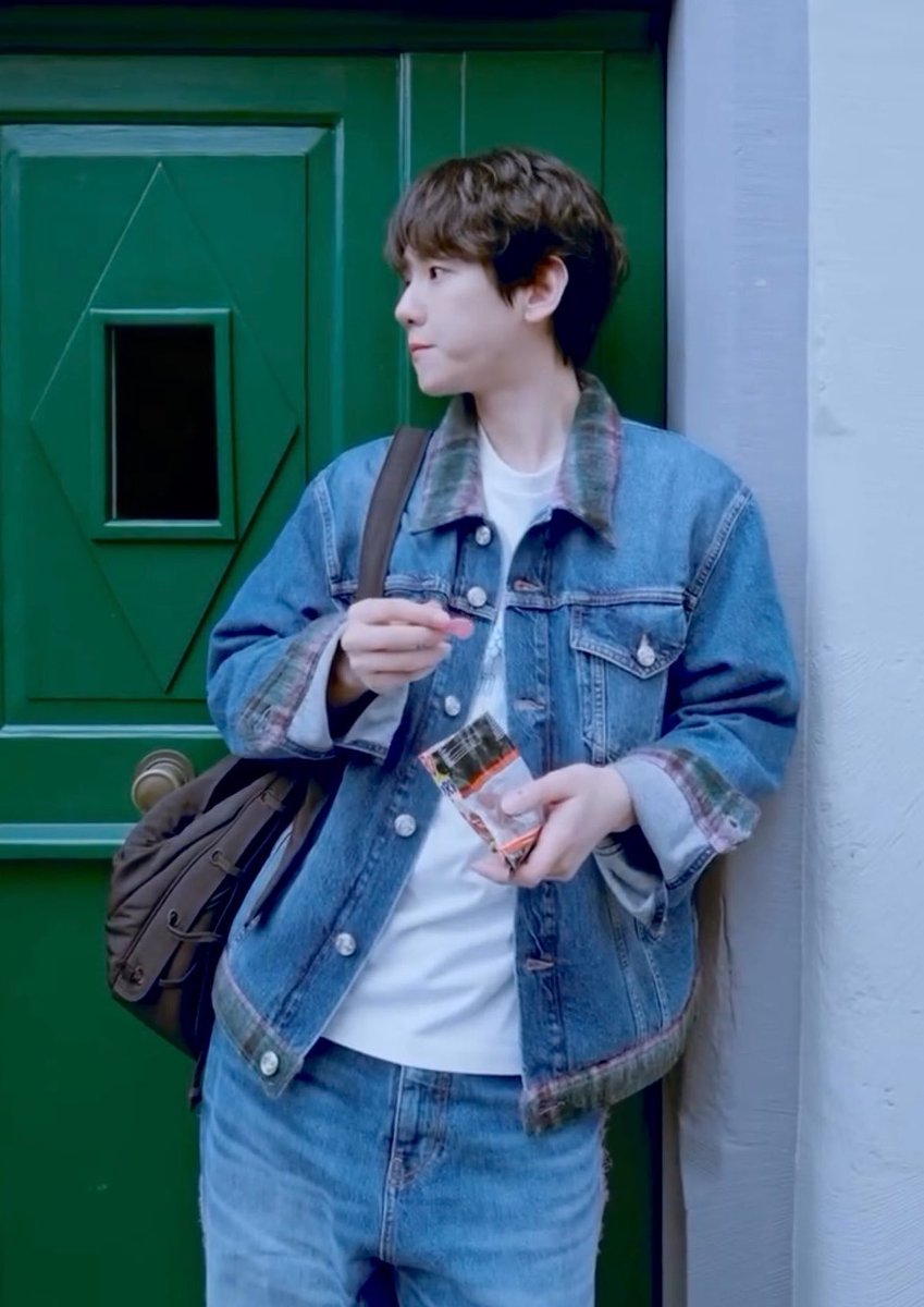 baeknoopy's tweet image. chanyeol is using #that bag again 😌