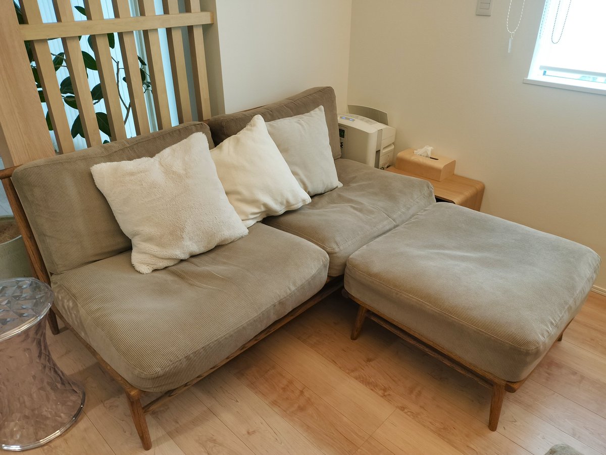 待ちに待ったオットマンが届きました😊
日々の夫とのオットマンの取り合いが今日で終わります😅
2つあると部屋が狭くなるよなーと５〜６年悩んだ挙句、購入😆
新築の時に買った時より値上がりしてました😅💸
ヤッパリ足が伸ばせる方が楽👣
新しいのでフカフカです✨