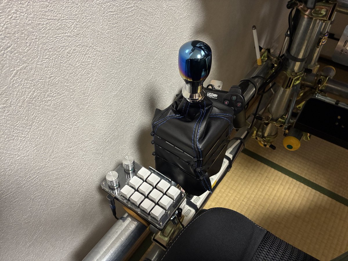 シフトブーツ買ってみた
当たり前だけどSimJackシフターのサイズに合ってないからブーツに切り込み入れてタイラップで固定
見た目は良くないけど中にゴミ入るの防げるから良しとする
ブーツつけたからマクロキーボードの位置も変えた