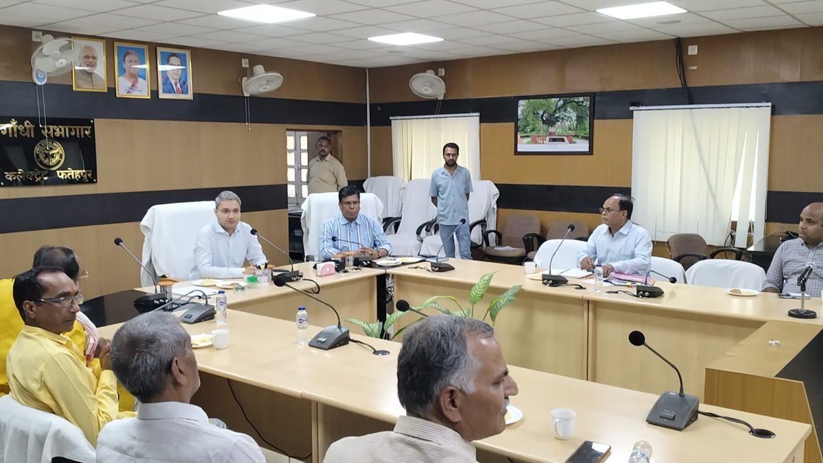 dmfatehpur's tweet photo. अहर्ता तिथि 01.01.2026 के आधार पर जनपद के सभी 06 विधानसभा निर्वाचन क्षेत्रों के निर्वाचक नामावलियों का विशेष प्रगाढ़ पुनरीक्षण कार्यक्रम के अंतर्गत दिनांक 10.04.2026 को अंतिम प्रकाशन किया गया। इस अवसर पर मान्यता प्राप्त राष्ट्रीय एवं राज्यीय राजनैतिक दलों के पदाधिकारियों के  साथ बैठक भी संपन्न हुई।@ceoup @eci @CommissionerPrg