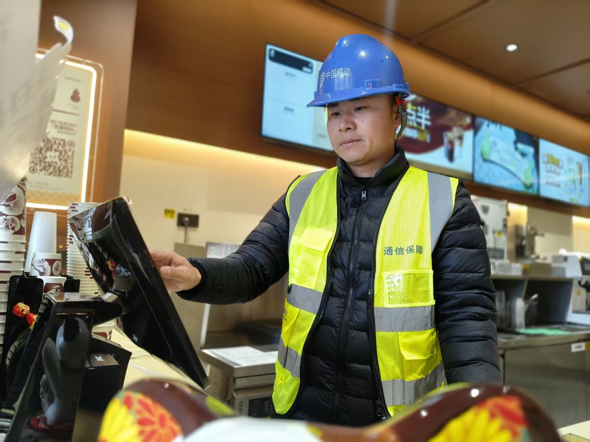 ChinaMobile7's tweet image. China Mobile is making tech with a heart in Hubei! ❤️ From AI food safety tracking to 2M+ cameras protecting 20,000+ villages and seniors, 5G is bridging the "last mile" of public safety and care. 🛡️📱 #TechForGood #5G #SmartCity