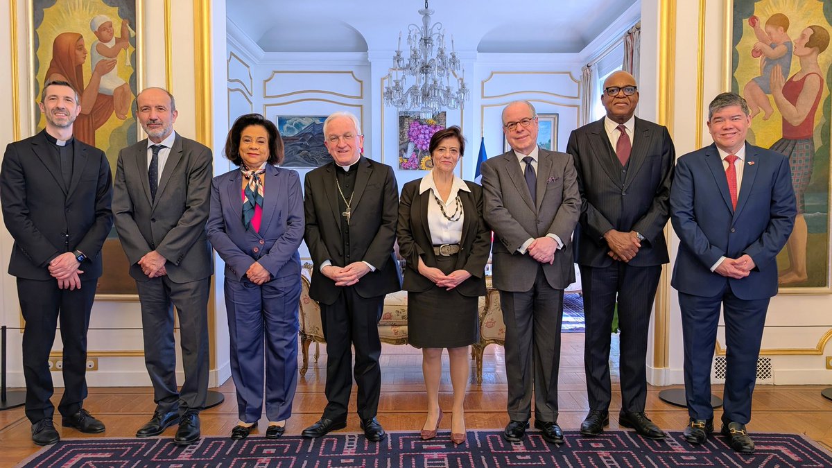 bjc_agua's tweet photo. J'ai eu l'honneur de recevoir le nonce apostolique🇻🇦, doyen du corps diplomatique, avec les Ambassadeurs de 🇪🇸🇦🇴🇧🇷🇨🇩🇵🇭. La relation diplomatique entre le Mexique 🇲🇽 et le Vatican reflète un équilibre marqué par le respect mutuel et un dialogue constant, promouvant la paix. https://t.co/swwlnhrNsN