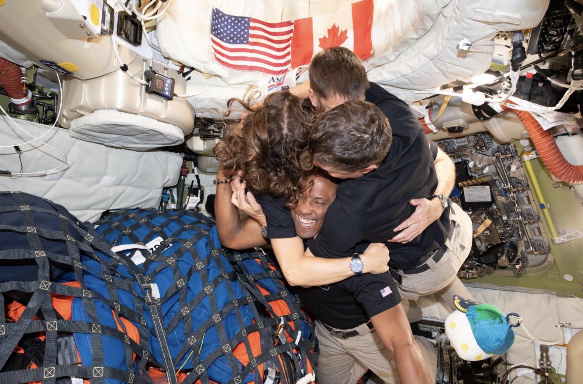 AstrospaceI's tweet image. Questa mattina è stata eseguita con successo la seconda #manovra di correzione della traiettoria di ritorno (RTC-2) della capsula Orion, e l'equipaggio di #ArtemisII si prepara ora al rientro sulla #Terra, previsto per questa notte.

orbit.astrospace.it/2026/04/10/art…