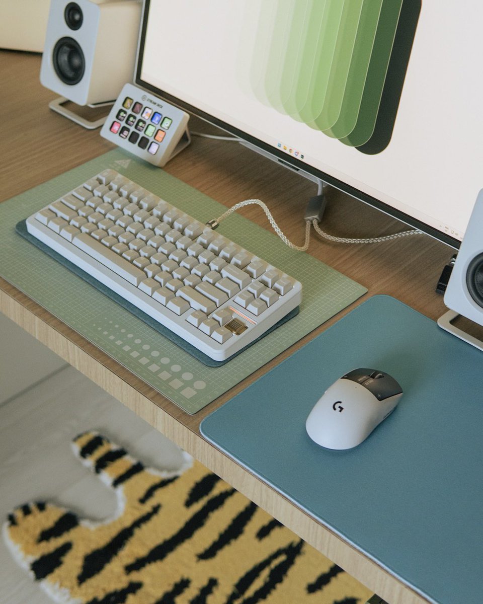 flatwhitetweets's tweet photo. My desk today 🍀👥

#desksetup https://t.co/iLXRbMHVKQ
