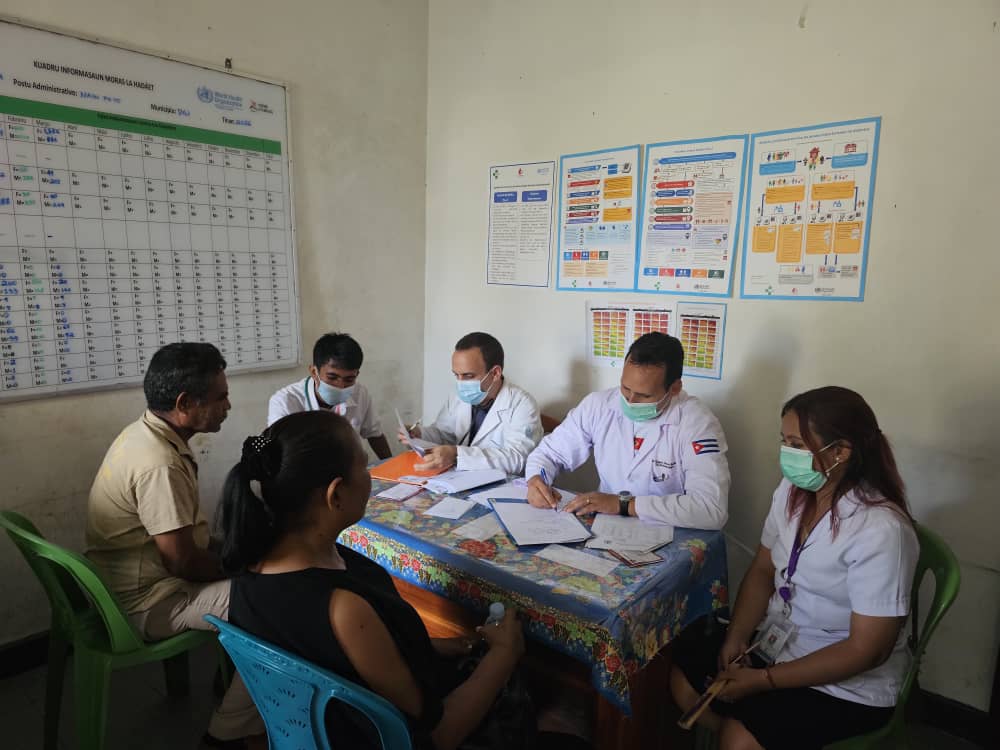 Como parte de la proyección comunitaria, se desarrolla la consulta especializada de Medicina Interna y Endocrinología en el Centro de Salud Formosa, acercando servicios de salud a la población, una labor que fortalece la atención integral. #HNGV #BMCTL #CubaSalva