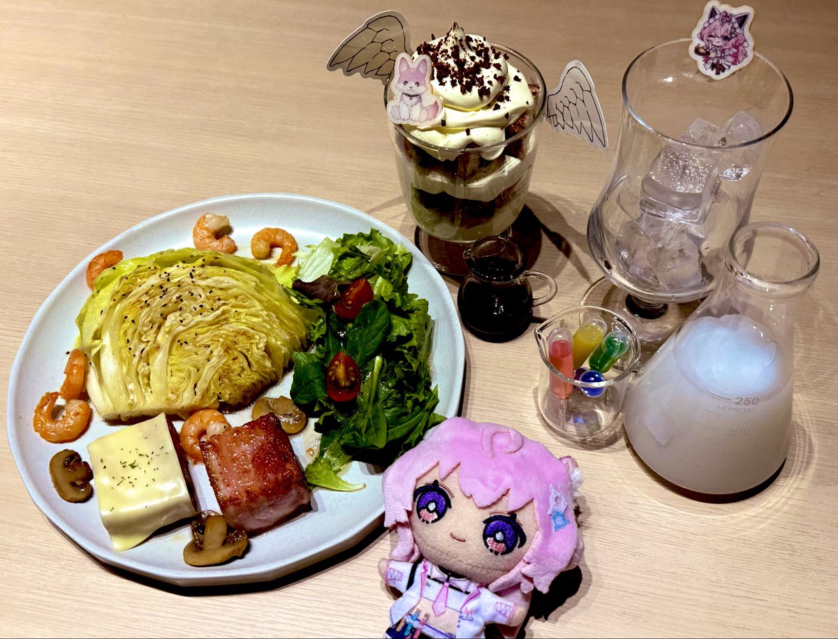 hakuikoyori's tweet image. ／
　🍖モンハンワイルズ🍖
　🧪コラボカフェ開催中❣️
＼

今日からコラボカフェが始まったよ！✨
こよのモンハン再現メシの再現がすごい！👏
試食めちゃうまでした🤤

グッズもめちゃカワで全部GETしたよ🥳
助手くんも楽しんでね❣️

▼特設サイト
capcom.co.jp/amusement/mons…
 
#ホロライブとオトモ #PR