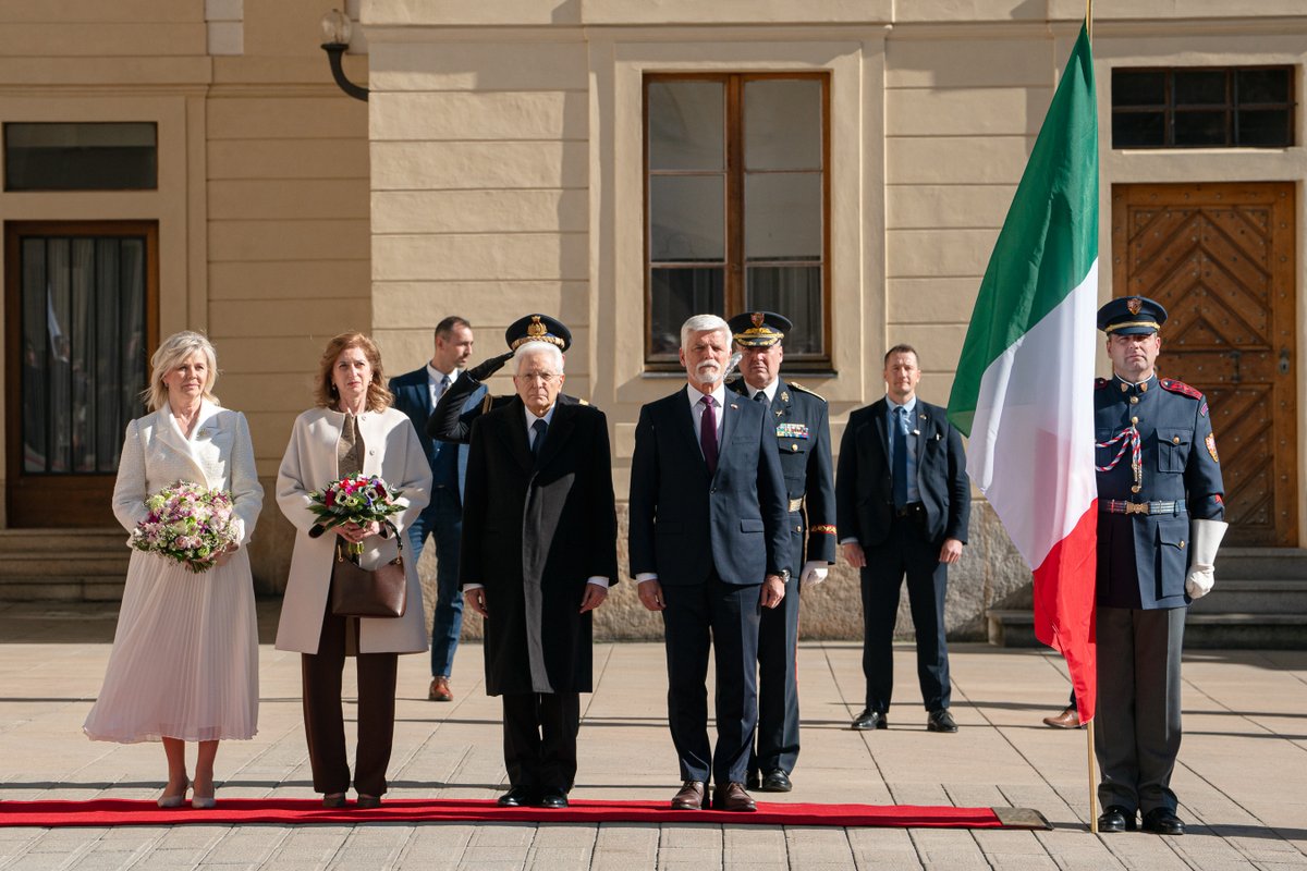 Italský prezident Sergio Mattarella stojí v čele své země už jedenáct let. Do Česka na oficiální návštěvu přijel poprvé a mám radost, že jsme mu s Evou mohli oplatit pohostinnost, které se mi od něj dostalo v Římě v prvním roce mého mandátu.

Itálie je jedním z našich