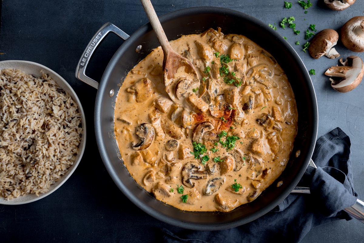 KitchenSanc2ary's tweet image. Easy Chicken Stroganoff – pan-fried chunks of chicken and earthy mushrooms, cooked in a creamy, sightly tangy sauce with Dijon mustard and sour cream. This quick and easy dinner comes together in about 20 minutes.
kitchensanctuary.com/chicken-stroga…
#Foodiefriday #recipeforlove