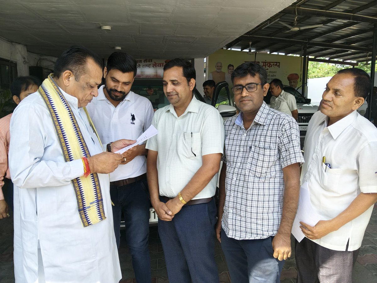 JoraramKumawat's tweet image. आज राजकीय आवास पर आयोजित जनसुनवाई कार्यक्रम में देवतुल्य जनों से आत्मीय संवाद किया।

 इस दौरान सभी समस्याओं का संज्ञान लेते हुए उनके त्वरित समाधान हेतु संबंधित अधिकारियों को आवश्यक दिशा-निर्देश प्रदान किए।

#JoraramKumawat #BJP4IND #BJP4Rajasthan #Jansunwai