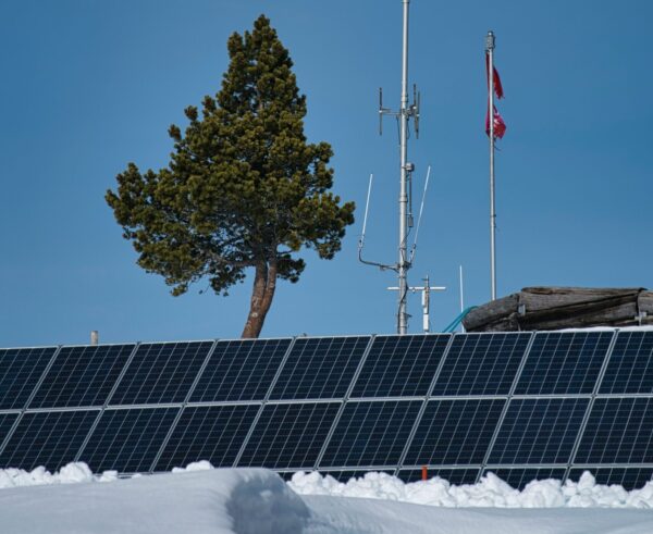 pvmagazine's tweet image. How Switzerland plans to integrate 40 GW of solar by 2050: Swiss national grid company Swissgrid teamed up with a group of Swiss energy expects to publish a white paper covering how Switzerland can integrate… dlvr.it/TRydvX #Photovoltaics #EnergyStorage #RenewableEnergy