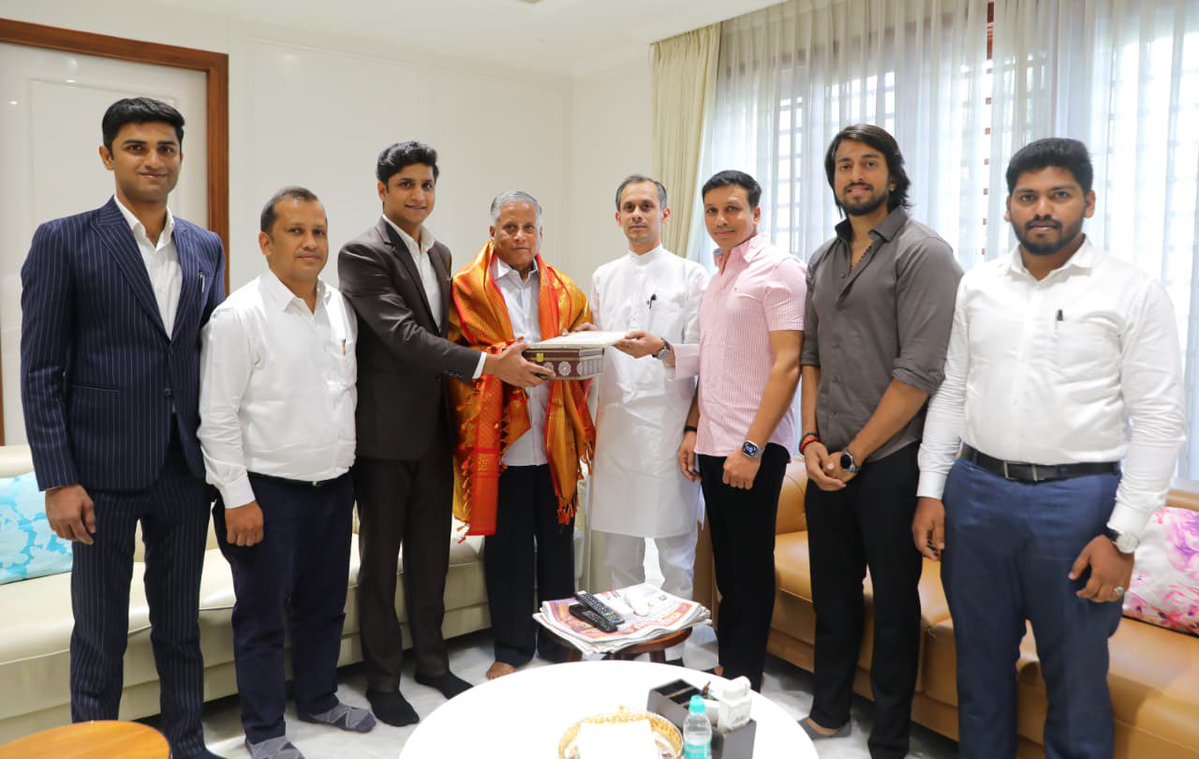 VSOMANNA_BJP's tweet image. ಬೆಂಗಳೂರಿನ ಗೃಹ ಕಛೇರಿಯಲ್ಲಿಂದು ಆಂಧ್ರಪ್ರದೇಶದ ಗೌರವಾನ್ವಿತ ರಾಜ್ಯಪಾಲರಾದ ಶ್ರೀ ಅಬ್ದುಲ್ ನಜೀರ್ ಅವರ ಮಗನಾದ ಶ್ರೀ ಮೊಹಮ್ಮದ್ ಅಖಿಲ್ ಅವರನ್ನು ಭೇಟಿ ಮಾಡಲಾಯಿತು.

ಈ ಸಂದರ್ಭದಲ್ಲಿ, ಶ್ರೀ ಮತೀನ್ ಖಾನ್ ಅವರು, ಶ್ರೀ ಅಮೆನ್ ಖಾನ್ ಅವರು ಉಪಸ್ಥಿತರಿದ್ದರು.

Met Shri Mohammed Akhil, son of the Hon’ble Governor of Andhra