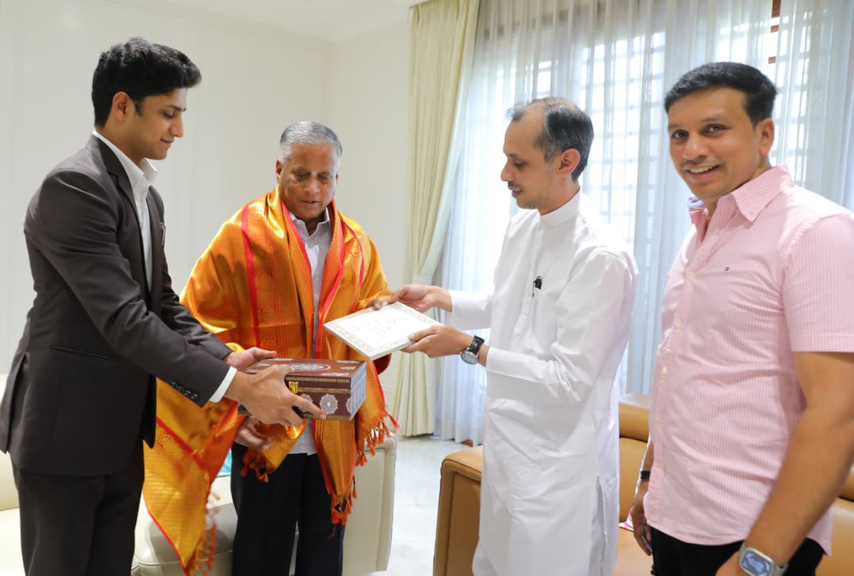 VSOMANNA_BJP's tweet image. ಬೆಂಗಳೂರಿನ ಗೃಹ ಕಛೇರಿಯಲ್ಲಿಂದು ಆಂಧ್ರಪ್ರದೇಶದ ಗೌರವಾನ್ವಿತ ರಾಜ್ಯಪಾಲರಾದ ಶ್ರೀ ಅಬ್ದುಲ್ ನಜೀರ್ ಅವರ ಮಗನಾದ ಶ್ರೀ ಮೊಹಮ್ಮದ್ ಅಖಿಲ್ ಅವರನ್ನು ಭೇಟಿ ಮಾಡಲಾಯಿತು.

ಈ ಸಂದರ್ಭದಲ್ಲಿ, ಶ್ರೀ ಮತೀನ್ ಖಾನ್ ಅವರು, ಶ್ರೀ ಅಮೆನ್ ಖಾನ್ ಅವರು ಉಪಸ್ಥಿತರಿದ್ದರು.

Met Shri Mohammed Akhil, son of the Hon’ble Governor of Andhra