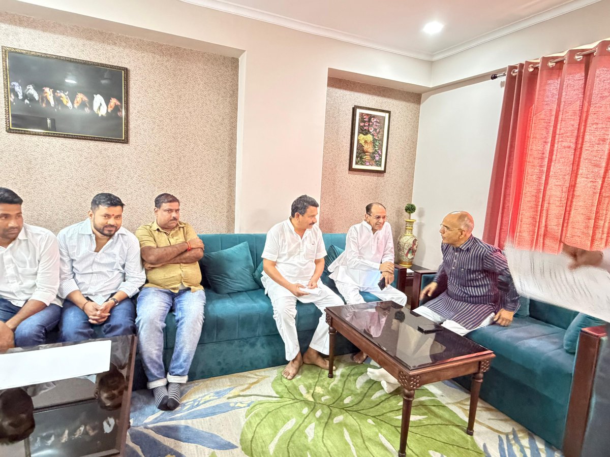 OnlineKanhaiya's tweet image. सेवा का संकल्प अटल, किसके लिए समर्पित प्रति पल 

आज राजकीय आवास पर आयोजित जनसुनवाई कार्यक्रम में देवतुल्य जनता की समस्याओं को सुना तथा उनके प्रभावी निराकरण हेतु संबंधित अधिकारियों को आवश्यक निर्देश प्रदान किए।

#KanhaiyalalChoudhary #BJP4IND #BJP4Rajasthan #Jansunwai