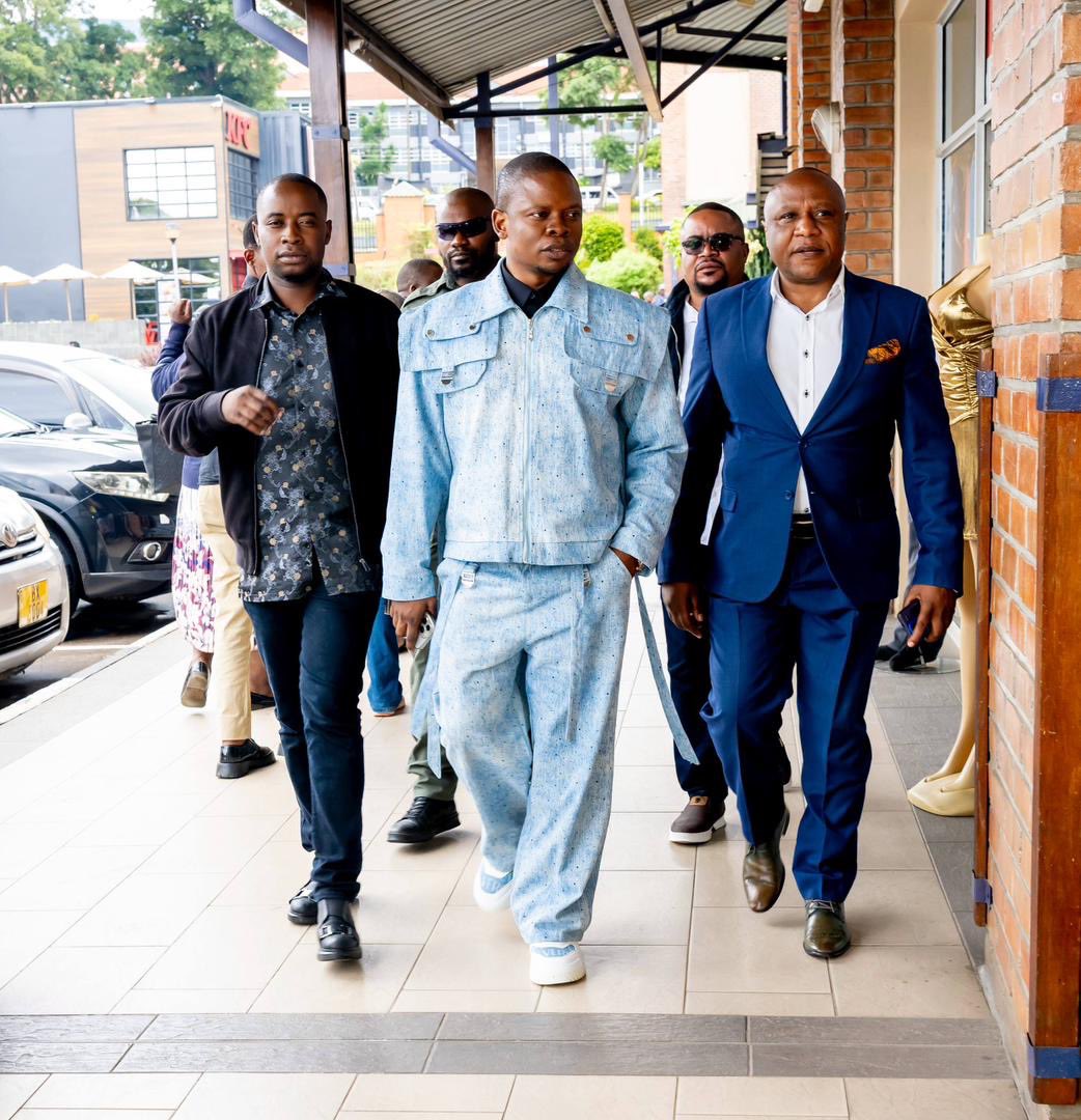 psbushiri_'s tweet photo. Having window shopping…Good morning. https://t.co/mRNGsK4wyk