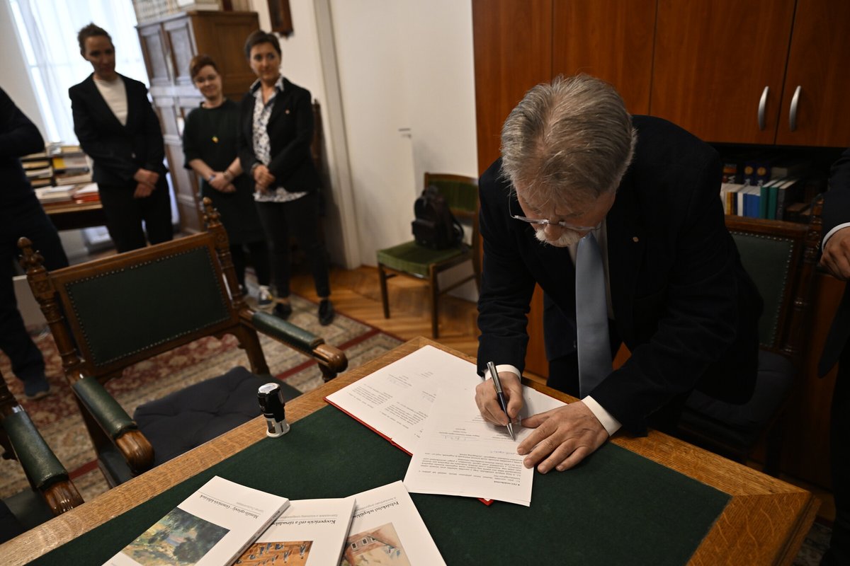 tanulmanyok's tweet photo. Otthonra talált lapunk a legrégebbi magyar kiadónál, a Szent István Társulatnál. A @tanulmanyok és a SZIT közös célja egy elhivatott, igényes szakmai közösség megteremtése, a Magyar Máltai Szeretetszolgálat mottójával összhangban: „Segíteni csak jól szabad!” https://t.co/Tgt7SsA67s