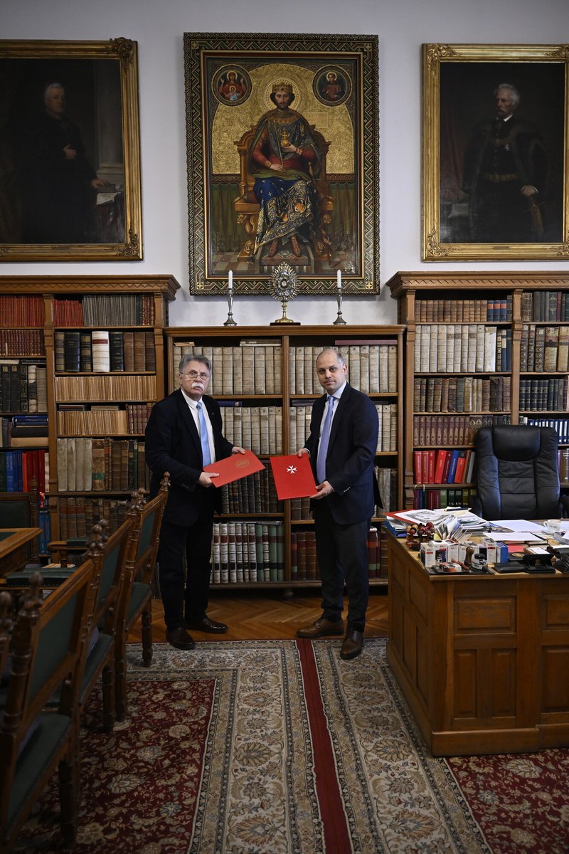 tanulmanyok's tweet photo. Otthonra talált lapunk a legrégebbi magyar kiadónál, a Szent István Társulatnál. A @tanulmanyok és a SZIT közös célja egy elhivatott, igényes szakmai közösség megteremtése, a Magyar Máltai Szeretetszolgálat mottójával összhangban: „Segíteni csak jól szabad!” https://t.co/Tgt7SsA67s