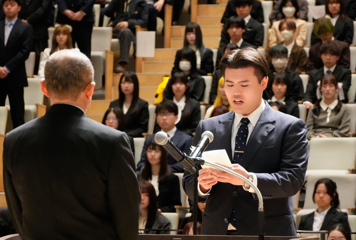 4月10日（金）、令和8年度入学式を執り行いました。
#阪哲朗 教授の指揮により音楽学部の学生有志が歓迎演奏を披露した式典には、代表による宣誓が行われる中、292名の新入生が参加しました。
学長式辞は以下のリンクからご覧いただけます👇 kcua.ac.jp/20260410_entra…
#京都芸大 #京芸 #KCUA