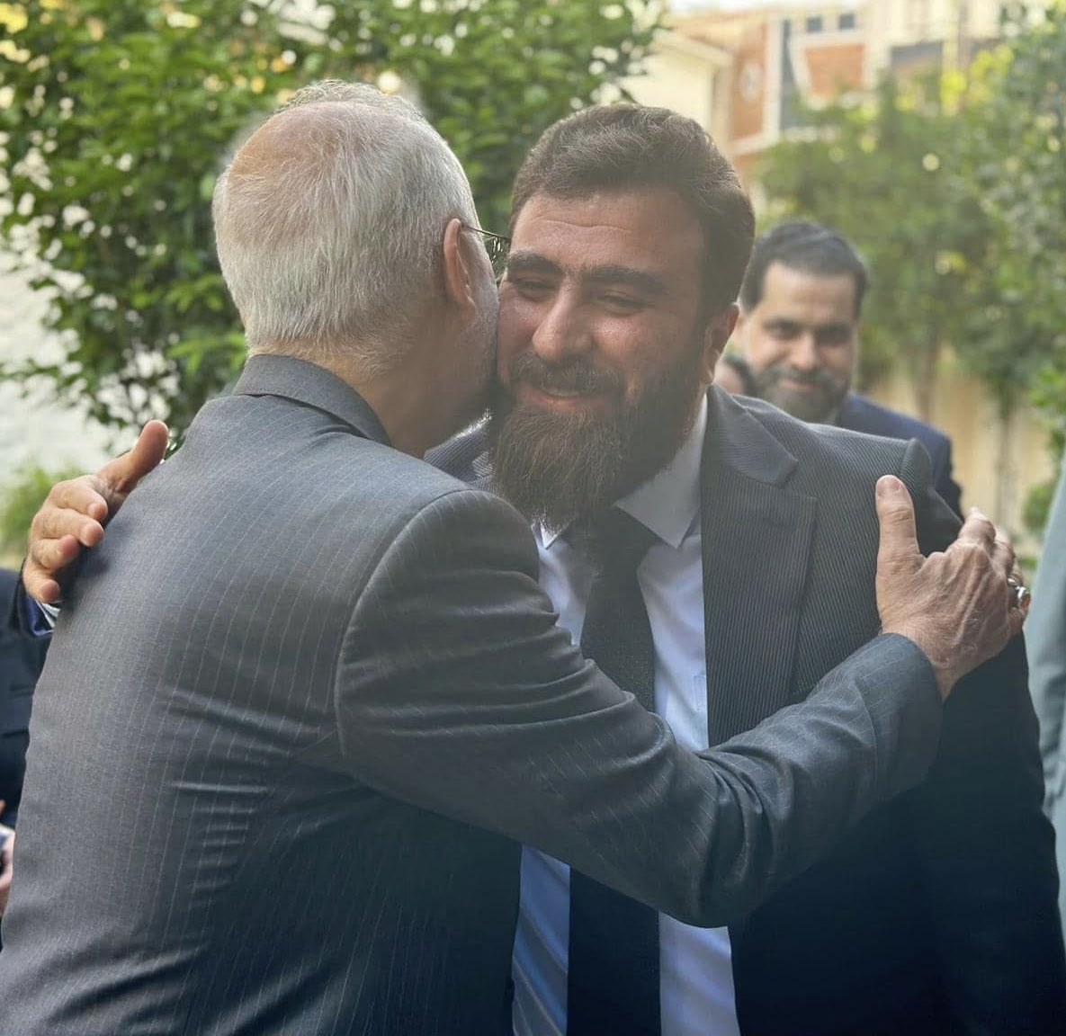رحم الله الشهيد الدكتور كمال خرازي رئيس المجلس الاستراتيجي في إيران الذي رحل جسداً وبقي أثراً طيباً في القلوب.
رغم اختلاف الأوطان تبقى الإنسانية هي الرابط الأسمى وتبقى الصداقة الصادقة أقوى من كل الحدود.
نعزي أنفسنا بهذا الفقد ونسأل الله أن يتغمده برحمته الواسعة ويمنح أهله ومحبيه