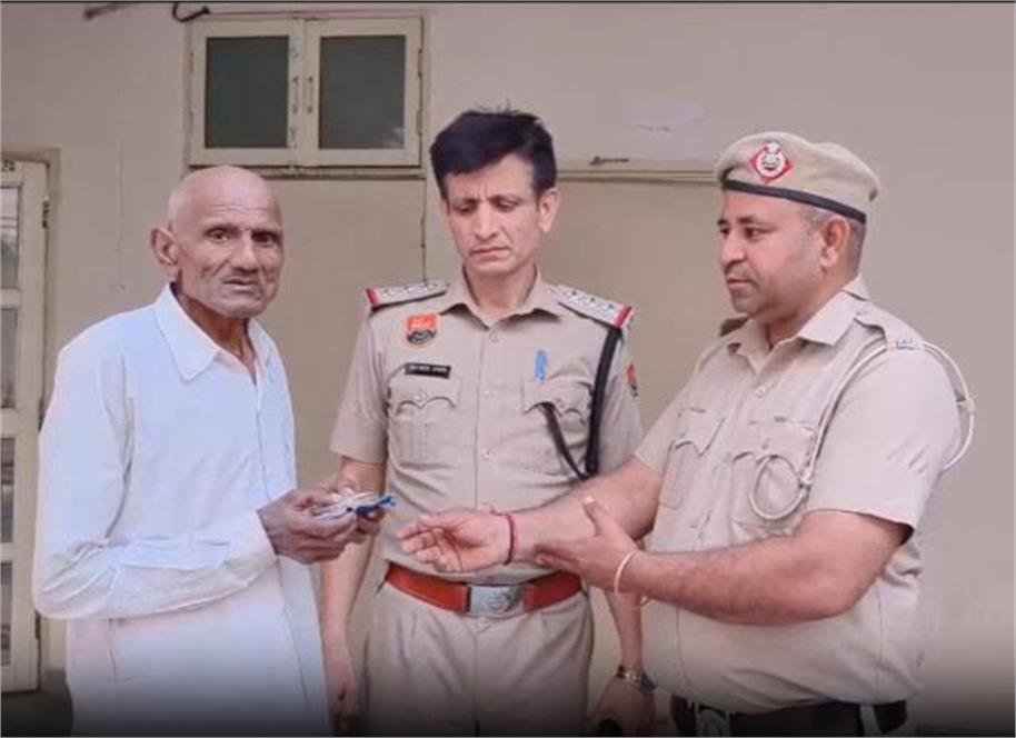 HaryanaKesari's tweet photo. थाना बराड़ा में तैनात होमगार्ड के जवान हरविंदर सिंह ने ईमानदारी की मिसाल पेश करते हुए व्यक्ति के गुम हुए रुपये उसे वापस लौटाकर मानवता का परिचय दिया।
#Haryana #Barara #HomeGuard #ElderlyMan https://t.co/EfWKTaHeK2