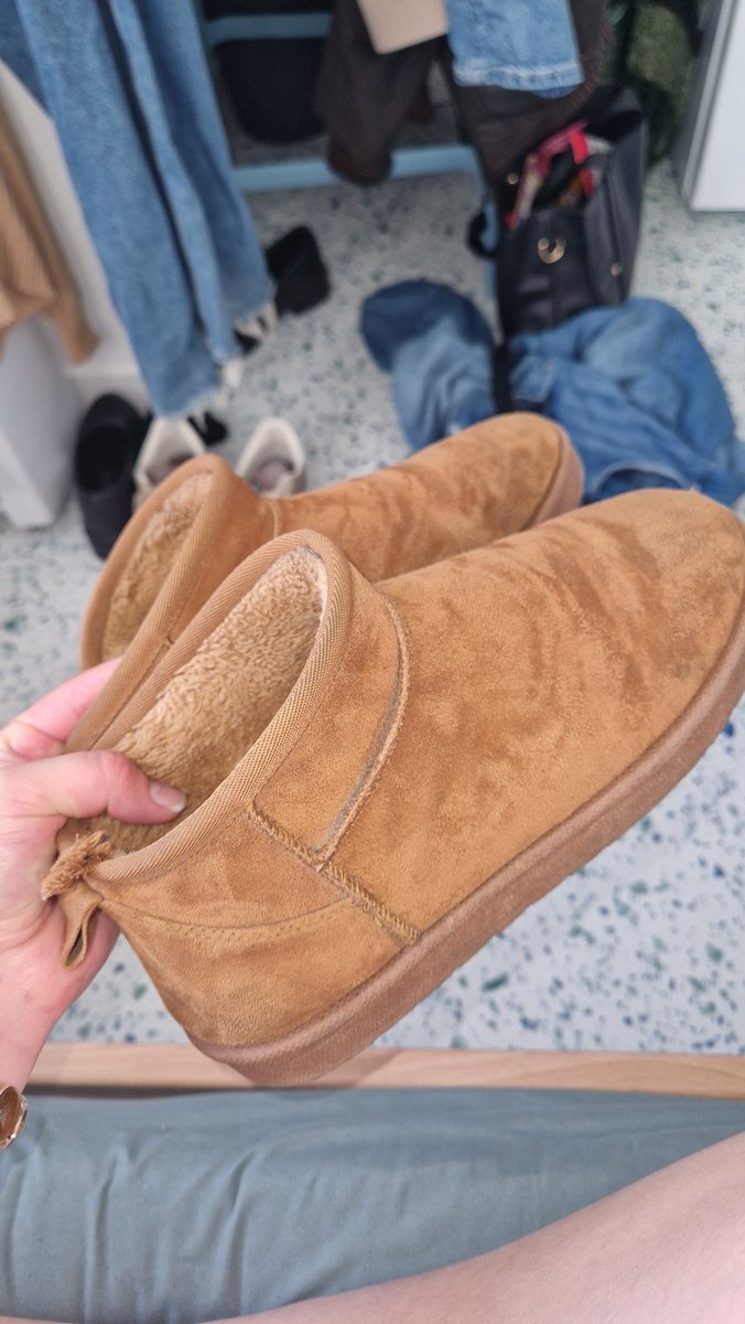 f_eetspics's tweet photo. Chaussons enfin disponibles pour bouffons.
Ils sentent fort, je les porte depuis 1an.
#soumis #findom #goddess #fetichiste #moneyslave #sellingcontent #paypig https://t.co/XcRmxFe1Fq