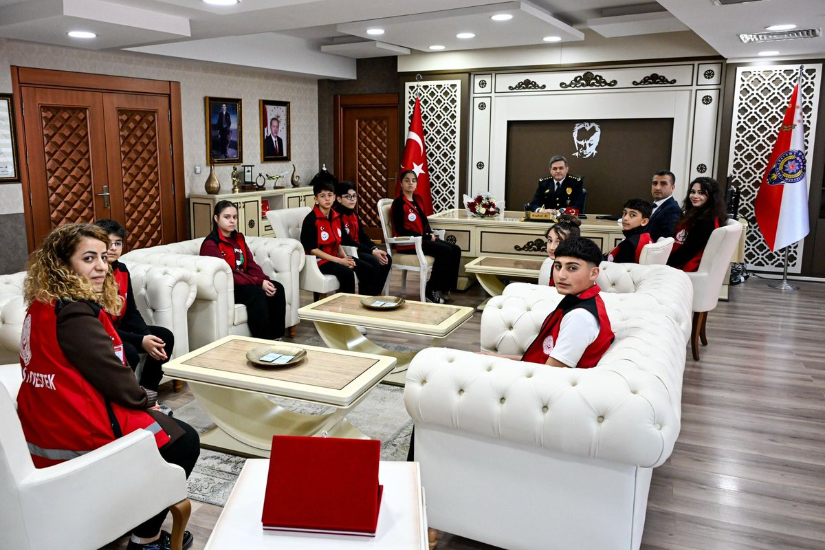 Polis Haftası kapsamında öğrencilerimiz, Aile ve Sosyal Politikalar İl Müdürlüğü iş birliğiyle İl Emniyet Müdürlüğünü ziyaret ederek İl Emniyet Müdürümüz Sayın Kayhan AY ile biraraya geldi.