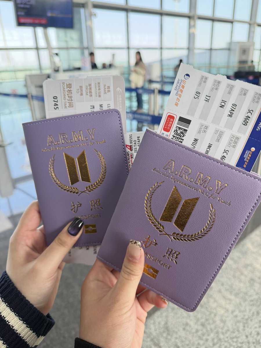 YYQWYX's tweet photo. I lost my passport   ID Card  and ICBC Bank card in Seoul today, This is what a passport holder looks like , My plane ticket was also packed together in a small transparent bag.
Has anyone saw it? #BTS #Army #방탄소년단
#lostandfoundbox https://t.co/b1mE4iwtS7