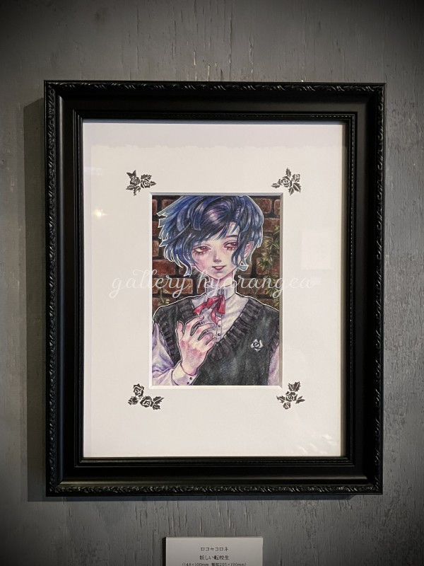 公募グループ展『 花と戯れ 鳥と唄えば  』にて出展作品をお迎えいただきました。
誠にありがとうございます。

ロコ≒コロネ『妖しい転校生』

サイズ(mm)：148×100/(額装)295×190
素材：色鉛筆/水彩紙
制作年：2026

#gallery_hydrangea #公募展 #花と戯れ鳥と唄えば