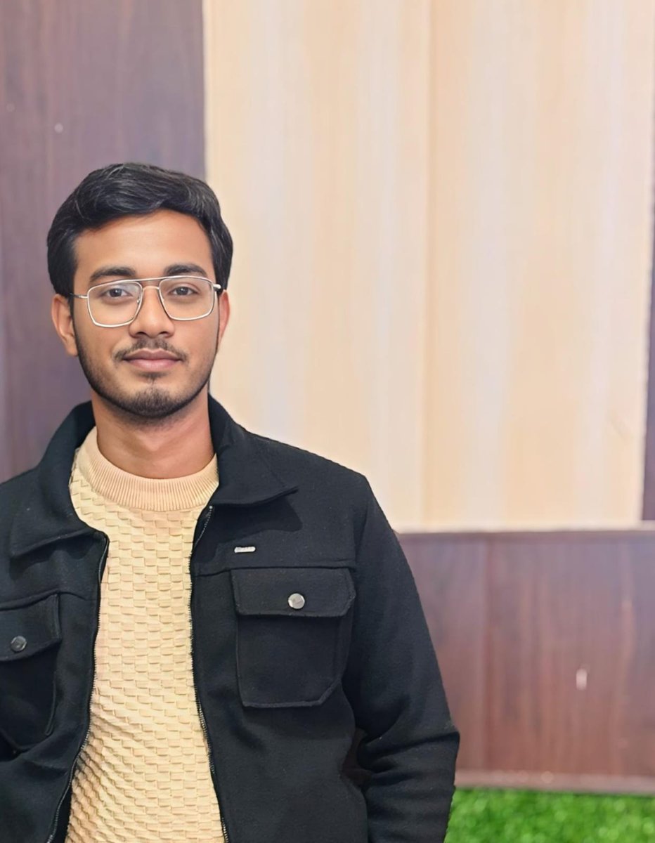 I landed my first client with less than 500 followers

No viral posts
No big engagement
No fancy portfolio

Just dms and real conversations

I used to think

I needed 10k followers first

So i waited and stayed broke

Turns out

That belief was the problem

Followers don’t pay