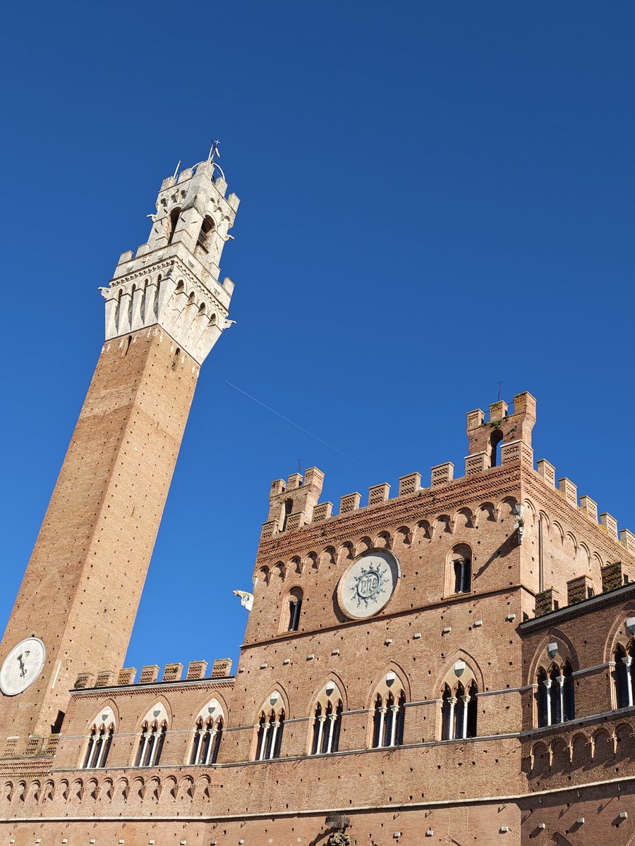 javiercelaya's tweet photo. Amanecemos en Siena  🌄 

Desconectado unos días antes de encerrarnos en la Feria del libro de Bolonia 

#BFB26
@siena 
@bolognabookplus https://t.co/hLw6wFaZBW