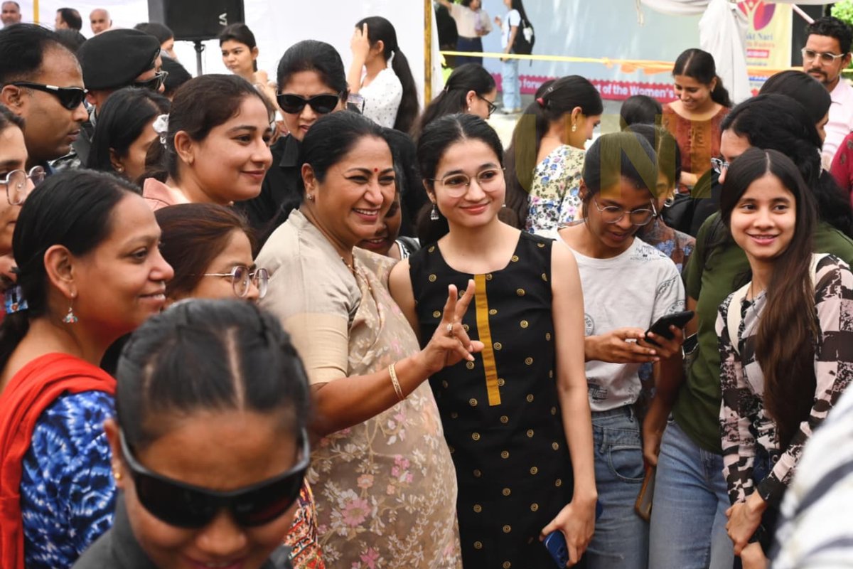 UNI_Photos's tweet image. In Photos | Delhi Chief Minister Rekha Gupta participated in a signature campaign ahead of the Women’s Reservation Bill at the Arts Faculty of Delhi University.

📸: Ranjan Dimri / UNI

@CMODelhi | @gupta_rekha | #RekhaGupta | #DelhiUniversity | #Delhi | #UNI