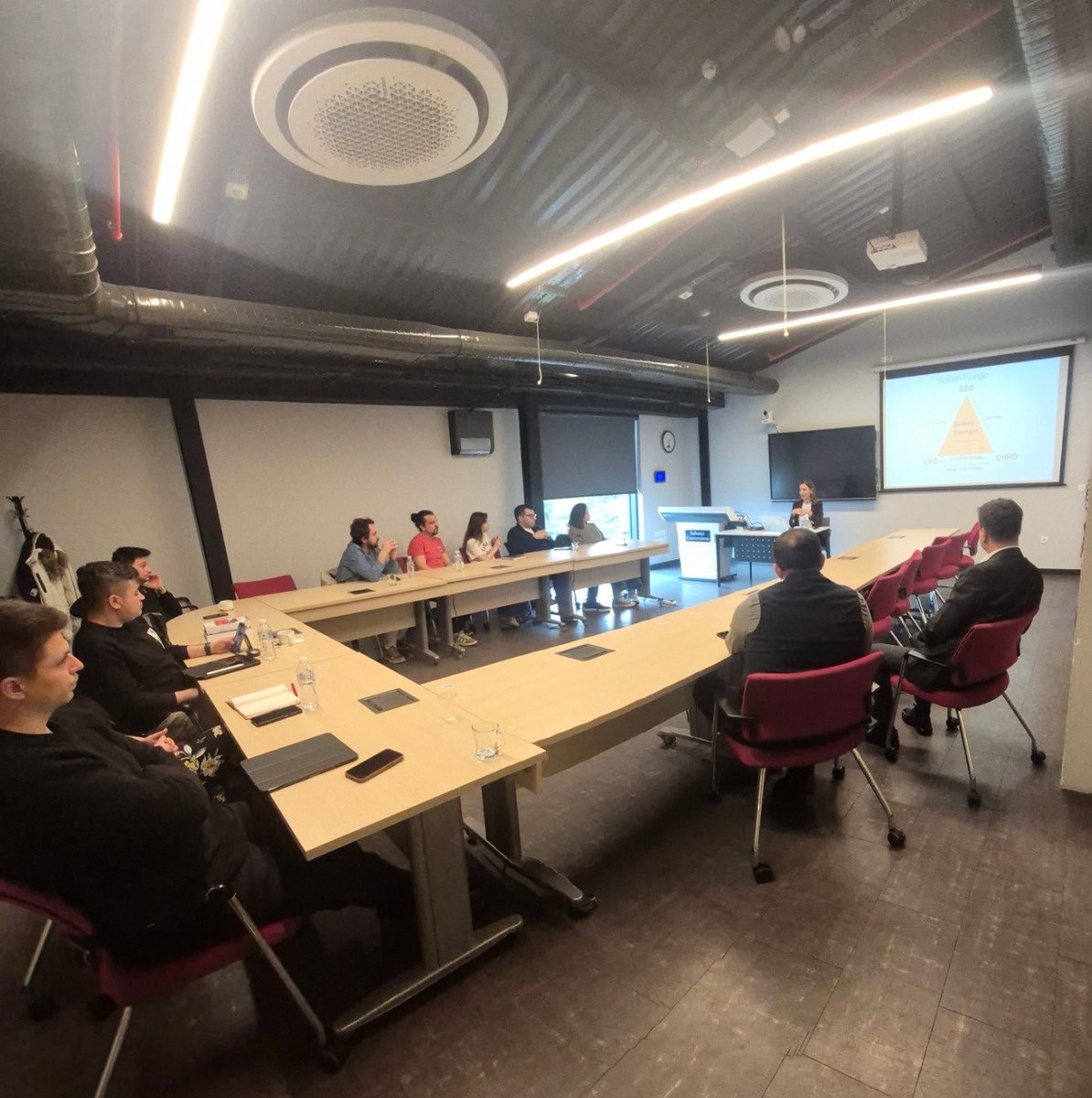 sabanci_sbs's tweet image. 4 Nisan ​günü, Altunizade Kampüsümüzde düzenlediğimiz Executive Insights etkinliğimizde, Lactalis CMO'su Ebru Üstün, Eurocross CEO'su Mehtap Akkaya ve Şişecam CHRO'su Şengül Arslan bizlerleydi. Değerli konuklarımıza ve katılan öğrencilerimize teşekkürler !
​#ExecutiveInsights
