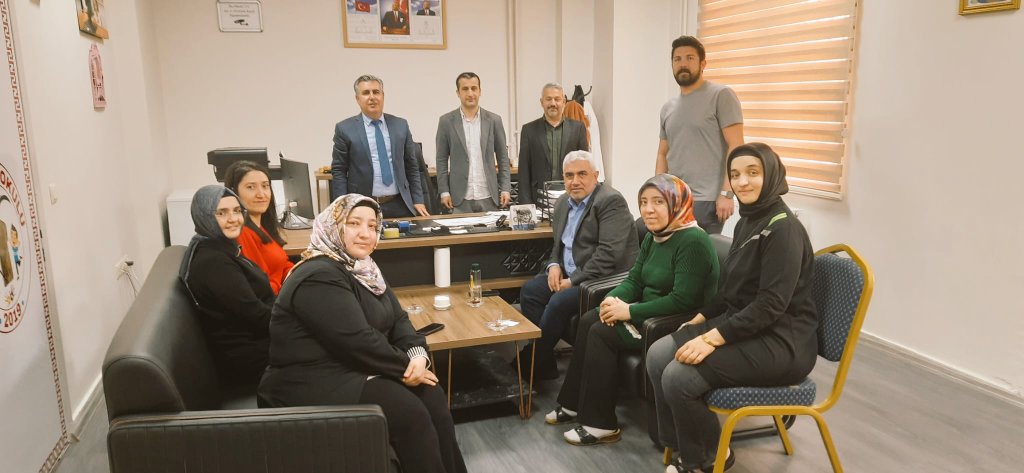 ebskarakopru's tweet photo. ➡️Murat Ergin Kızılay Anaokulu 
➡️Ay Yıldız Anaokulu 
İdareci ve öğretmenlerimizi ziyaret ederek 
Eğitim çalışanlarımızın sorunlarını ve gündemdeki konuları konuştuk. İlgilerinden dolayı eğitim çalışanı arkadaşlarımıza teşekkür ederiz.@ibrahimcoskun63 @hasanarsit https://t.co/JfRswFXr5p