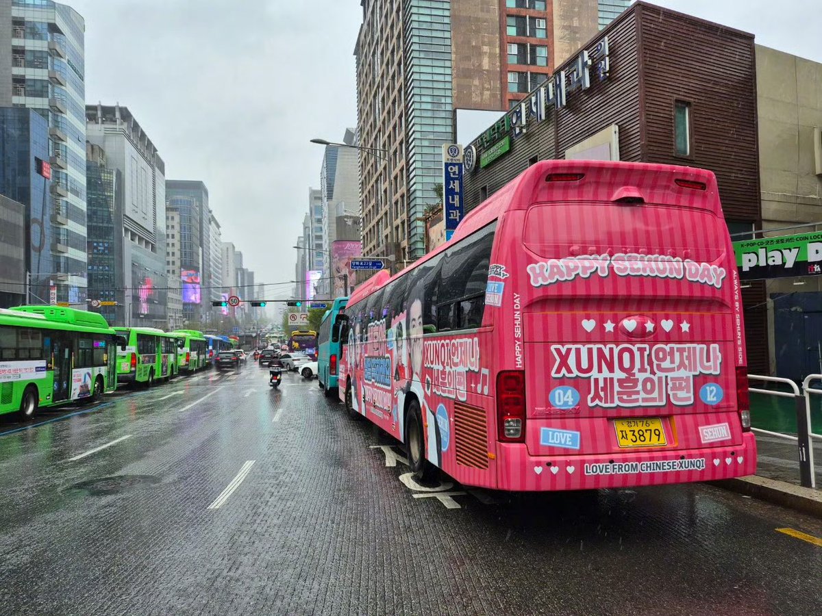 Ohsehunbar's tweet photo. SEHUN 2026 Birthday Project
The Courier of Wind——Part 9

Graffiti Bus Support – 2 Buses / 그래피티 버스 응원 2대

4.9 Myeongdong, Hongdae / 명동, 홍대
4.10 KSPO Dome
4.11 KSPO Dome
4.12 KSPO Dome
4.13 Seongsu, Hongdae / 성수, 홍대
4.14 Apgujeong, Gangnam / 압구정, 강남

도시 주요 이동 동선을 무대로 삼아, 높은 가시성을 가진 차체 전체 랩핑 광고를 핵심 시각 매체로 활용합니다.
•  핵심 유동 인구 지역 효율적 커버: 인구 밀집 지역을 전방위로 커버하여 초고노출률과 눈에 띄는 홍보 효과를 제공하며, 세훈의 공연과 생일을 위한 최대한의 홍보와 지원을 실현합니다.
•  지속적인 이동과 정차를 통한 고빈도 노출: 종일 운행을 중심으로 단기 정차를 병행하여 “주행 노출 + 정차 전시”의 이중 효과를 창출합니다.

Using the city’s main traffic routes as the stage, full-wrap bus body advertisements serve as the core visual medium.
•  Efficient Coverage of High-Traffic Areas: Comprehensive coverage of densely populated zones delivers ultra-high exposure and eye-catching promotional impact, providing maximum publicity and support for Sehun’s performances and birthday celebration.
•  High-Frequency Exposure through Continuous Movement and Stops: Primarily operating all day, combined with short-term fixed-point stops, creating a dual effect of “moving exposure + stationary display.”

#SEHUN #세훈
