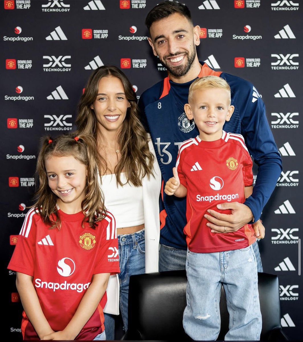 FrankEra_'s tweet photo. 🚨🎙️ | Steven Railston:

“There is NO desire for Bruno Fernandes to leave ahead of a summer transfer window. Investment will be made to strengthen the midfield, so it would be a BIG SURPRISE for him to leave.

“United are set to return to the Champions League and could mount a Premier League title challenge with a few more great signings, so he should feel inclined to STAY PUT in Manchester, a city he loves.

“How settled a player is at a club is often overlooked, but it's hugely important. Fernandes' wife [Ana] LOVES Manchester, and told him that their FUTURE was at United when it was up for debate last year.” 

[@StevenRailston/@Utdtruthful]