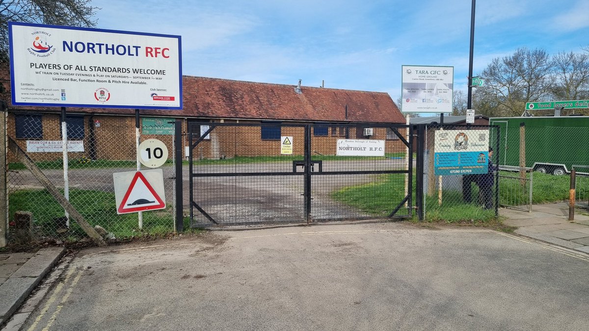 lazywalker64's tweet photo. Find the finger post on Friday 😉? For today's @FingerpostFri #FingerpostFriday we return to the @CapitalRing &amp; what was the changing rooms to my old school playing fields in #SouthGreenford .  #SafeRamblingsAll https://t.co/2ohDpPsODD